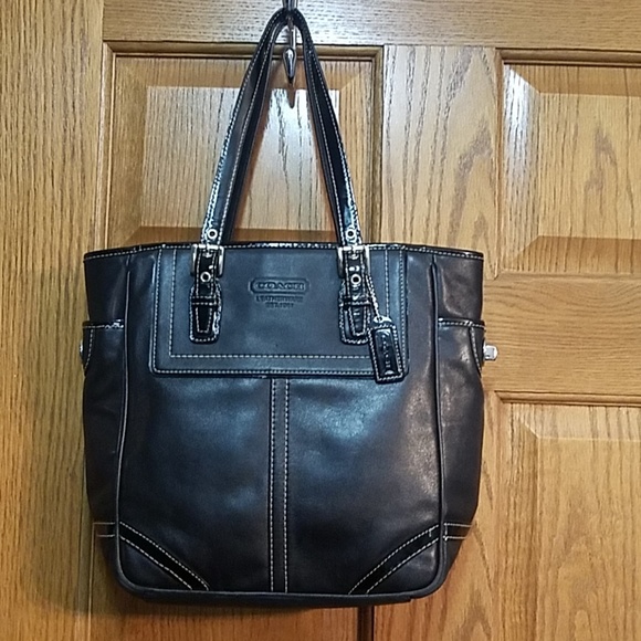 Coach Handbags - ****notforsale***Coach leather Hampton legacy t